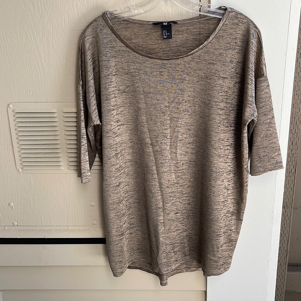Gently USED H&M Women’s knit top, short sleeve, size M